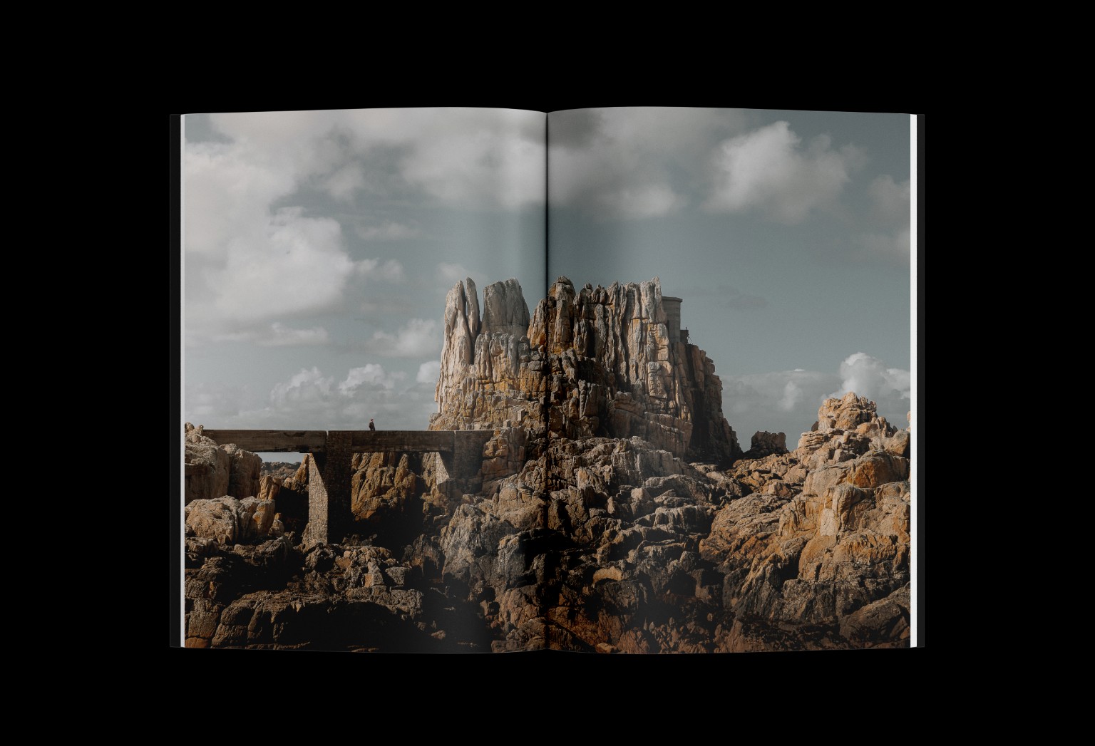 Double page panoramique de BEAJIÑ : rochers et pont de pierre