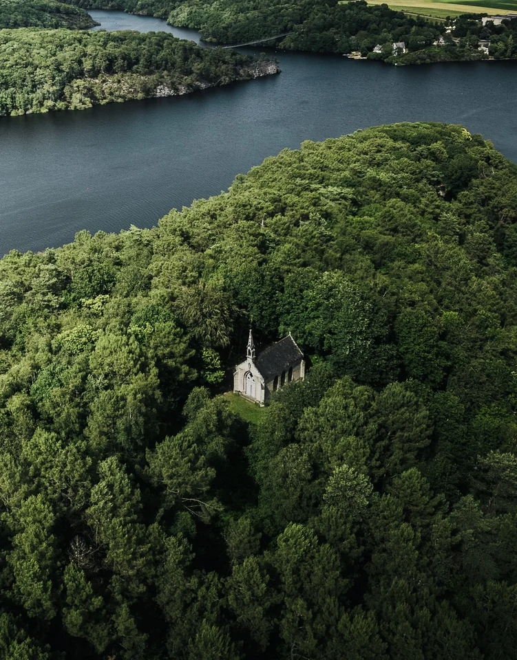 Chapelle dans la forêt au bord du lac de Guerlédan en Bretagne