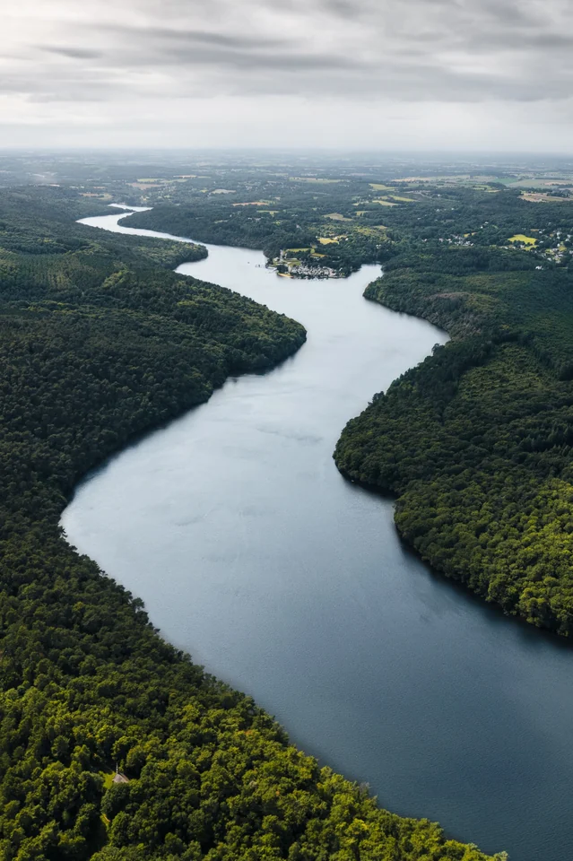 Méandres du lac de Guerlédan au milieu des forêts de Bretagne, vus du ciel