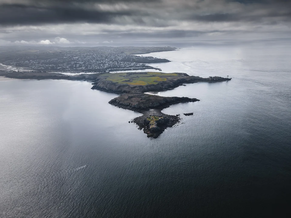 Une île et ses côtes vues du ciel sous un ciel chargé