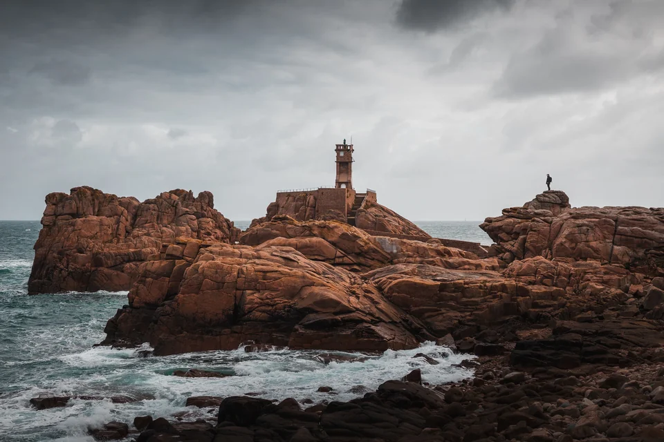 Phare sur un îlot de granit bordé par la mer en Bretagne