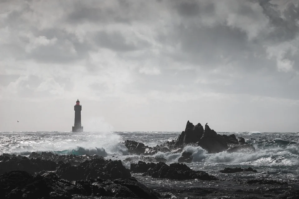 Phare au large de la côte bretonne sous une mer agitée