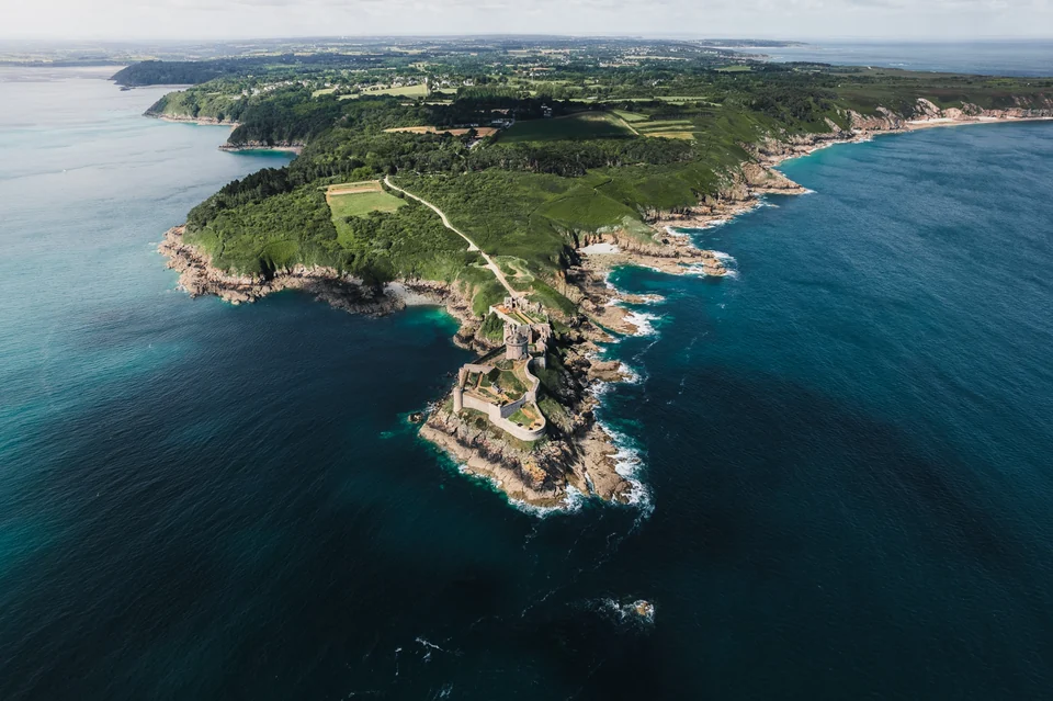 Pointe rocheuse entre deux anses turquoise sur la côte de Bretagne