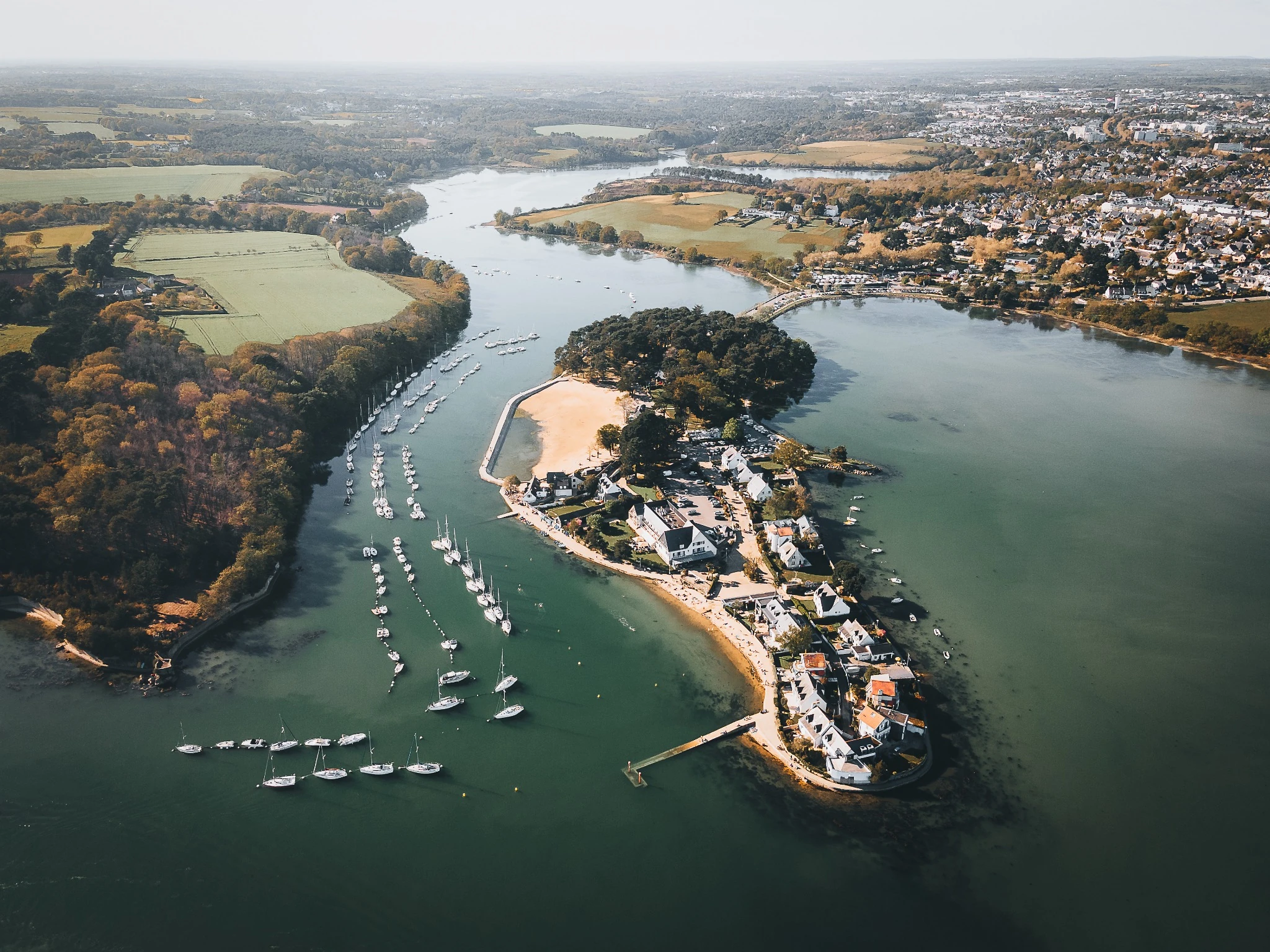 Estuaire et bateaux vus du ciel en Bretagne