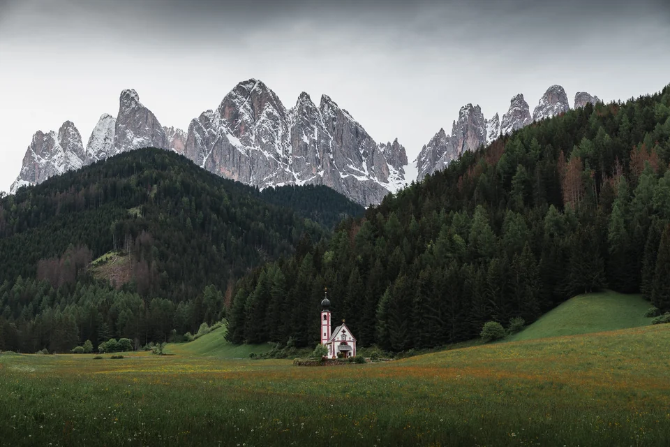 Petite église au bord de la forêt sous les sommets des Dolomites