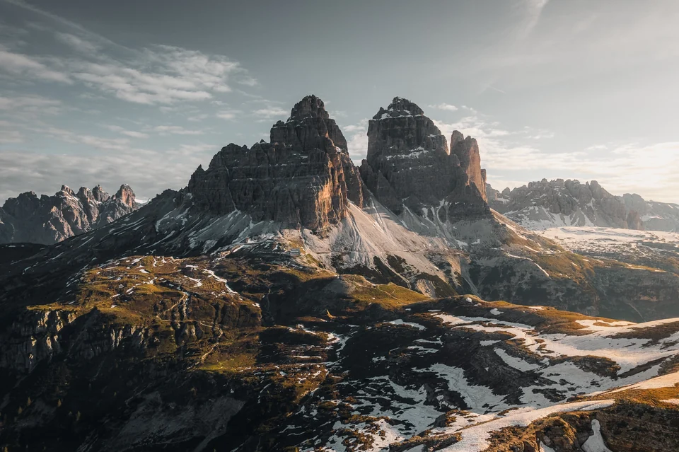 Vue aérienne des Tre Cime et des reliefs des Dolomites dans la lumière du soir