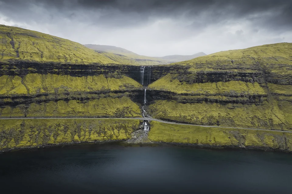 Cascade descendant vers un lac aux îles Féroé