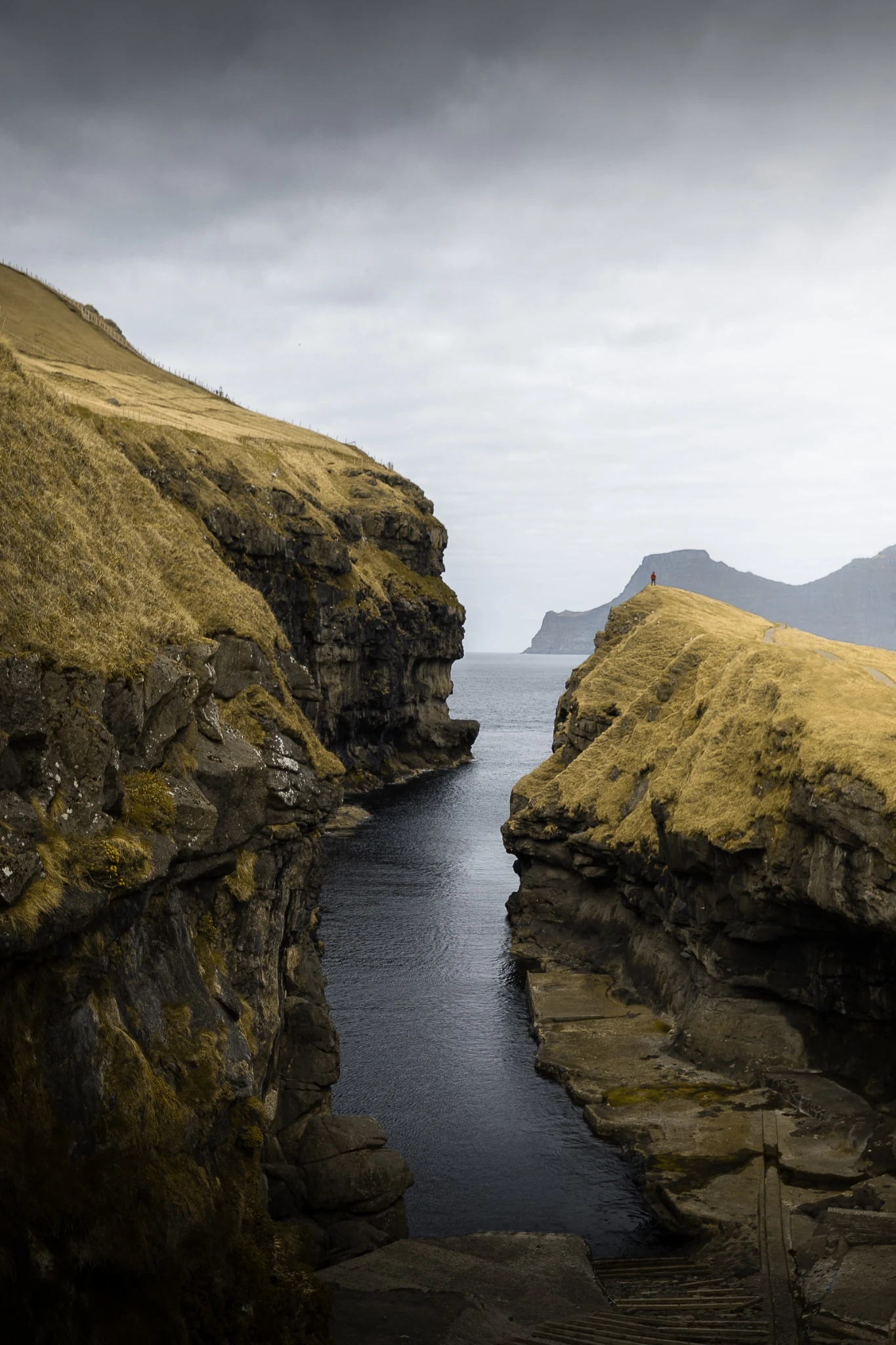 Bras de mer entre les falaises des îles Féroé