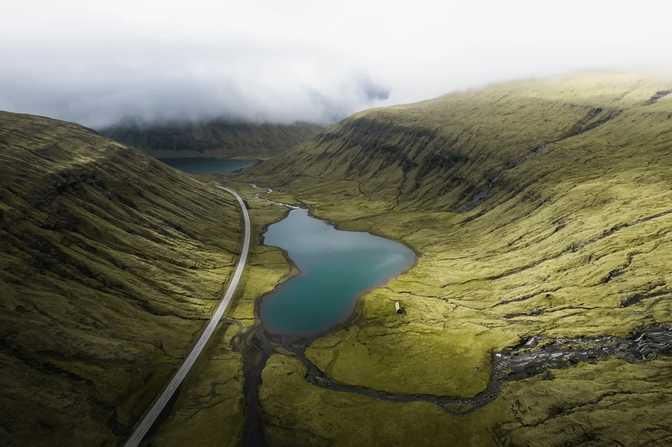 Lac au creux des montagnes vertes des îles Féroé