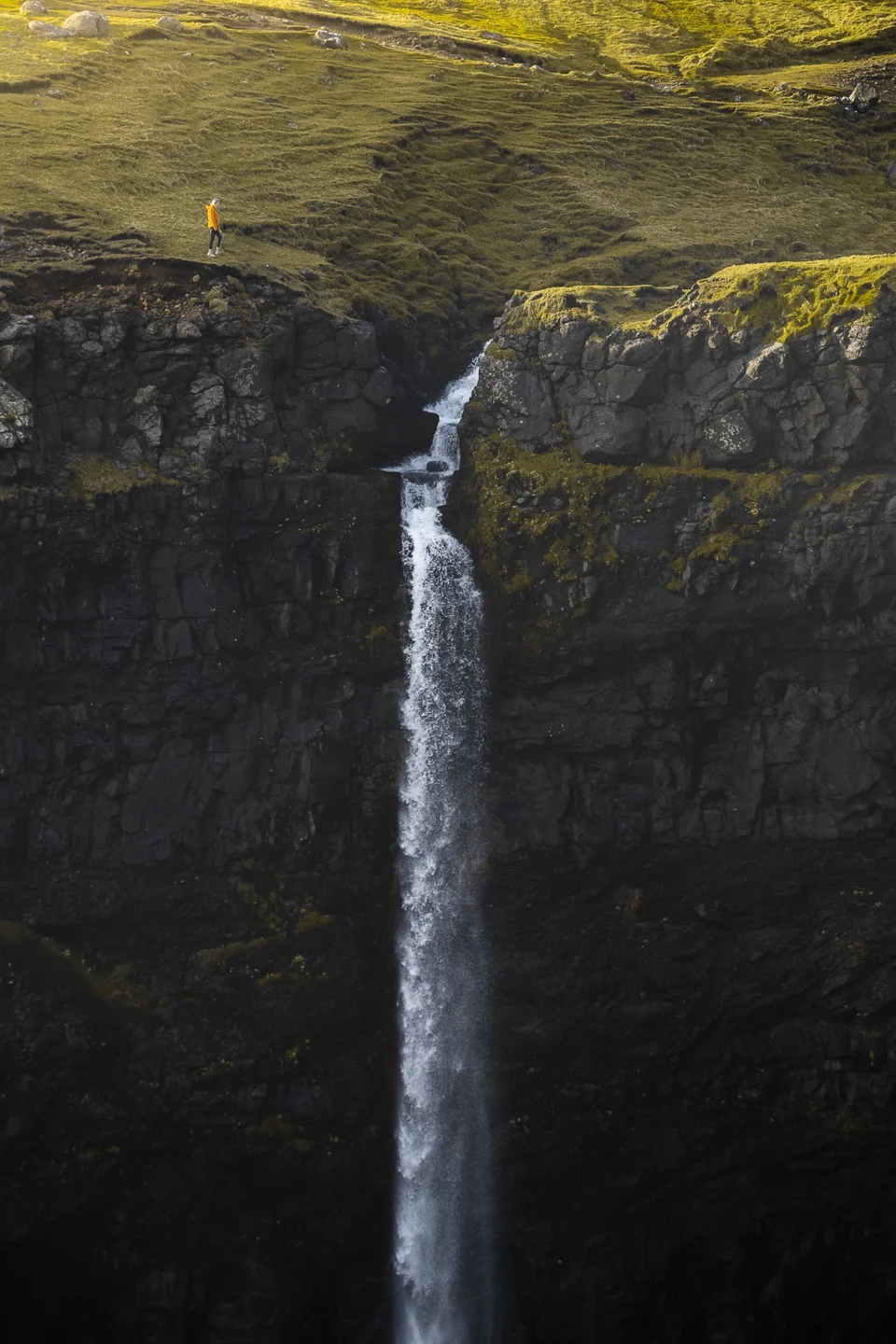Cascade de Múlafossur tombant de la falaise aux îles Féroé