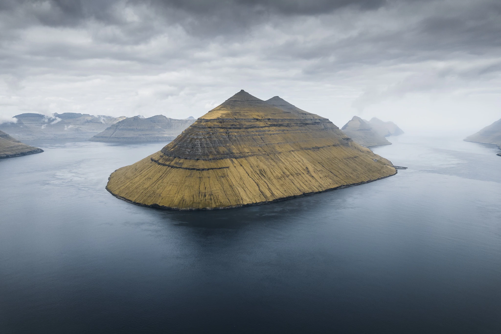 Montagne de Kalsoy entourée par les eaux des îles Féroé
