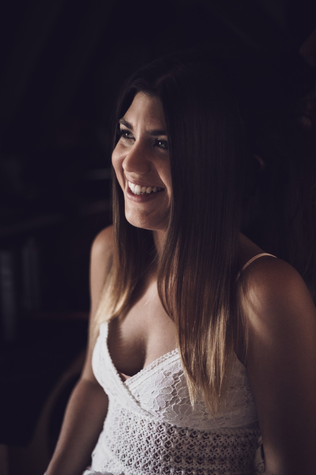 Portrait souriant de la mariée pendant les préparatifs