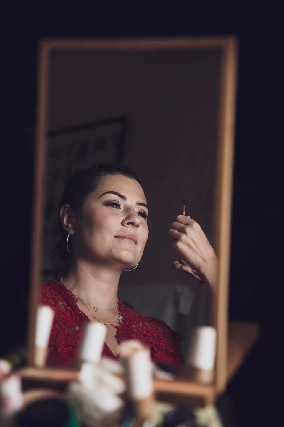 La mariée se prépare devant son miroir