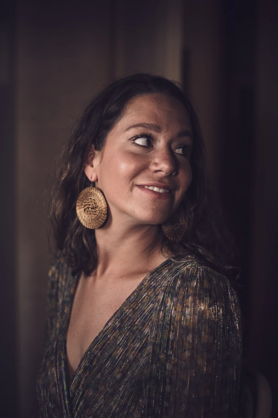 Portrait de la mariée pendant les préparatifs