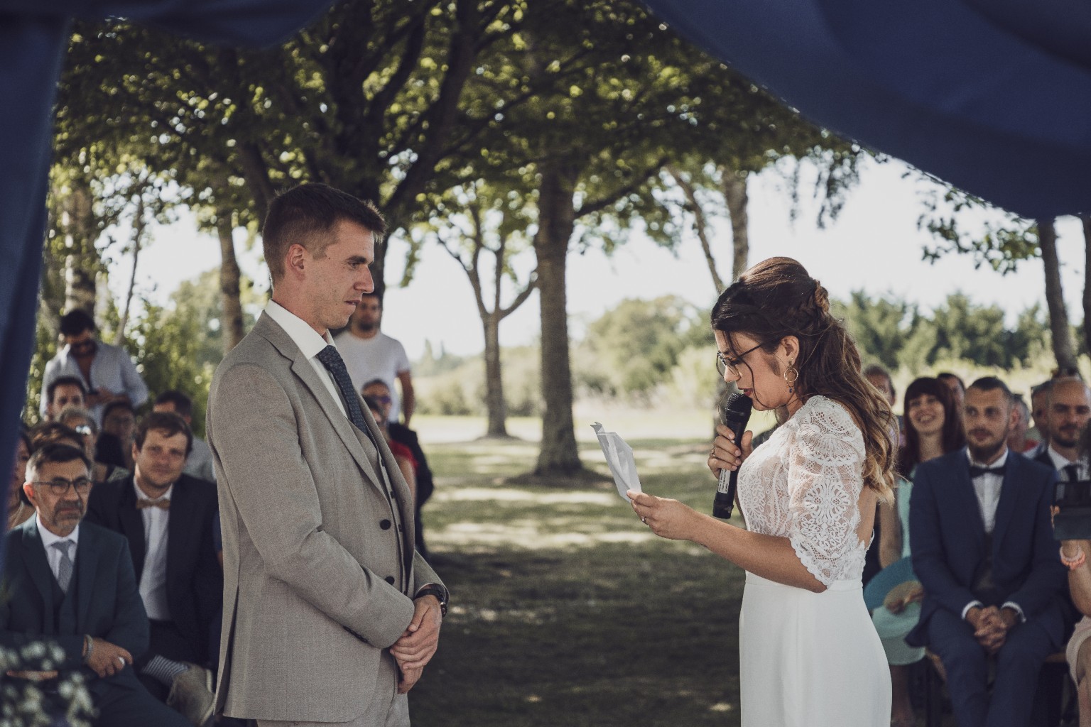 La mariée lit ses vœux face au marié et aux invités