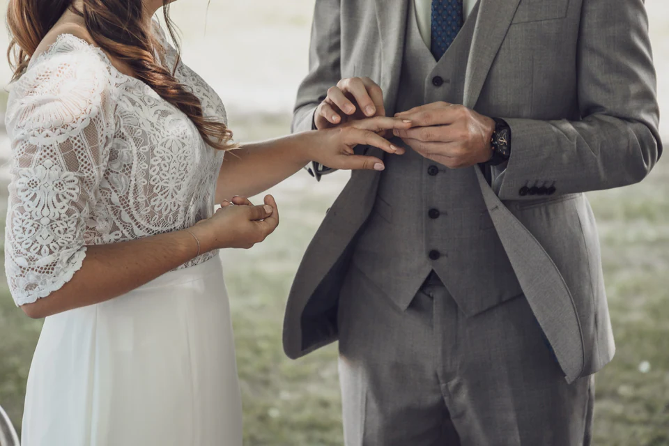 Échange des alliances lors de la cérémonie de mariage