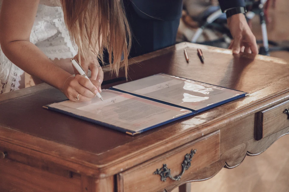Signature du registre pendant la cérémonie de mariage