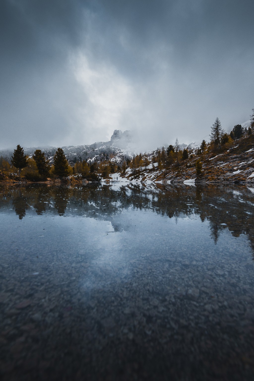 Reflet des arbres et du ciel dans un lac de montagne