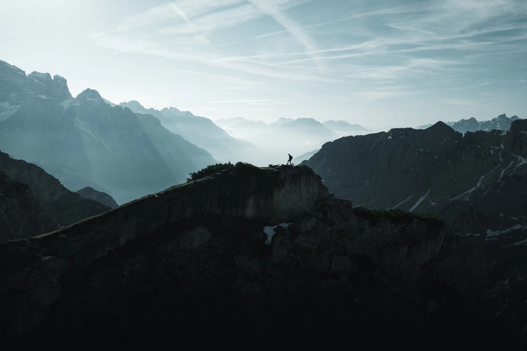 Silhouette d'un marcheur sur une crête des Dolomites