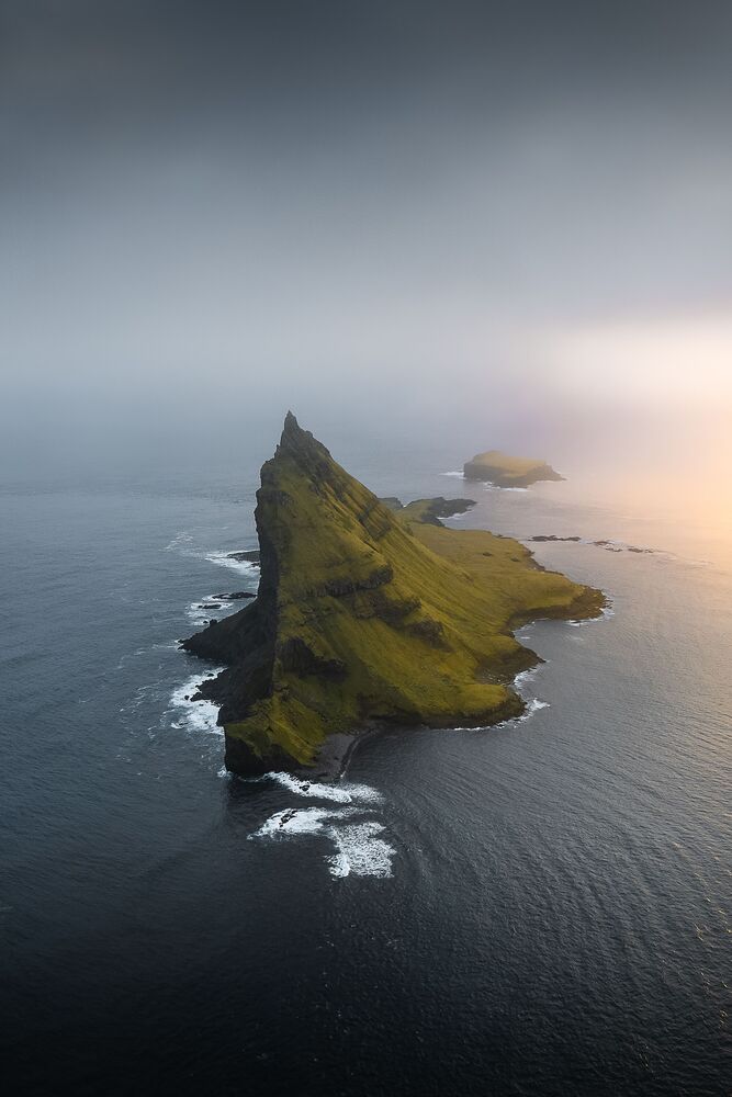 Îlot de Tindholmur photographié depuis les airs aux îles Féroé